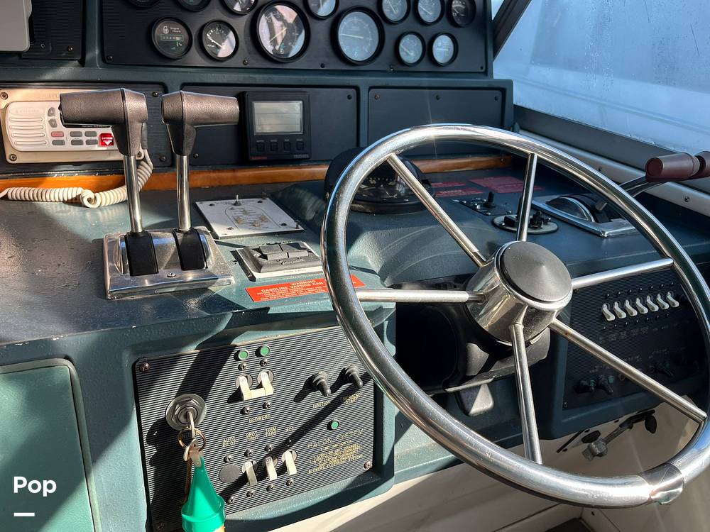 Slide: The Image of Sea Ray 390 Express Cruiser 1990 - 13270237
