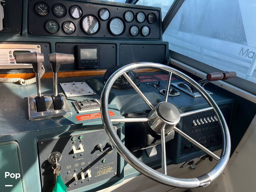 Slide: The Image of Sea Ray 390 Express Cruiser 1990 - 13270238