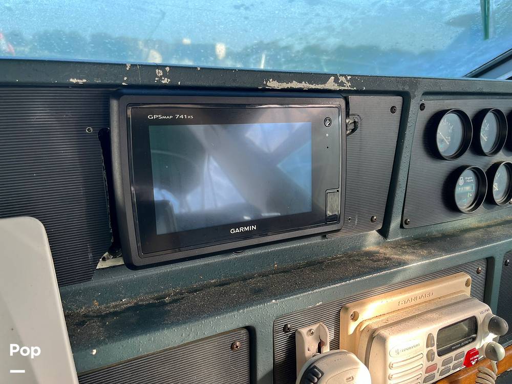 Slide: The Image of Sea Ray 390 Express Cruiser 1990 - 13270239