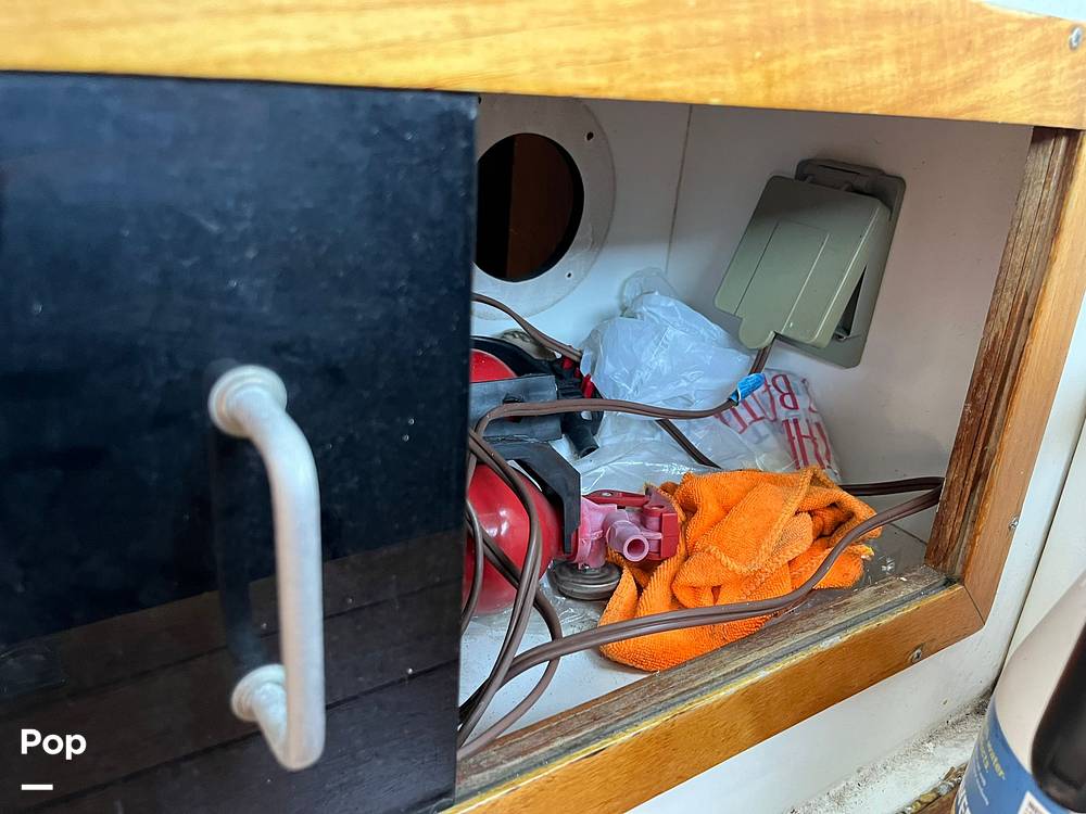 Slide: The Image of Sea Ray 390 Express Cruiser 1990 - 13270325