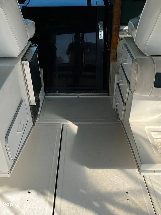 Slide: The Image of Sea Ray 390 Express Cruiser 1990 - 13270331