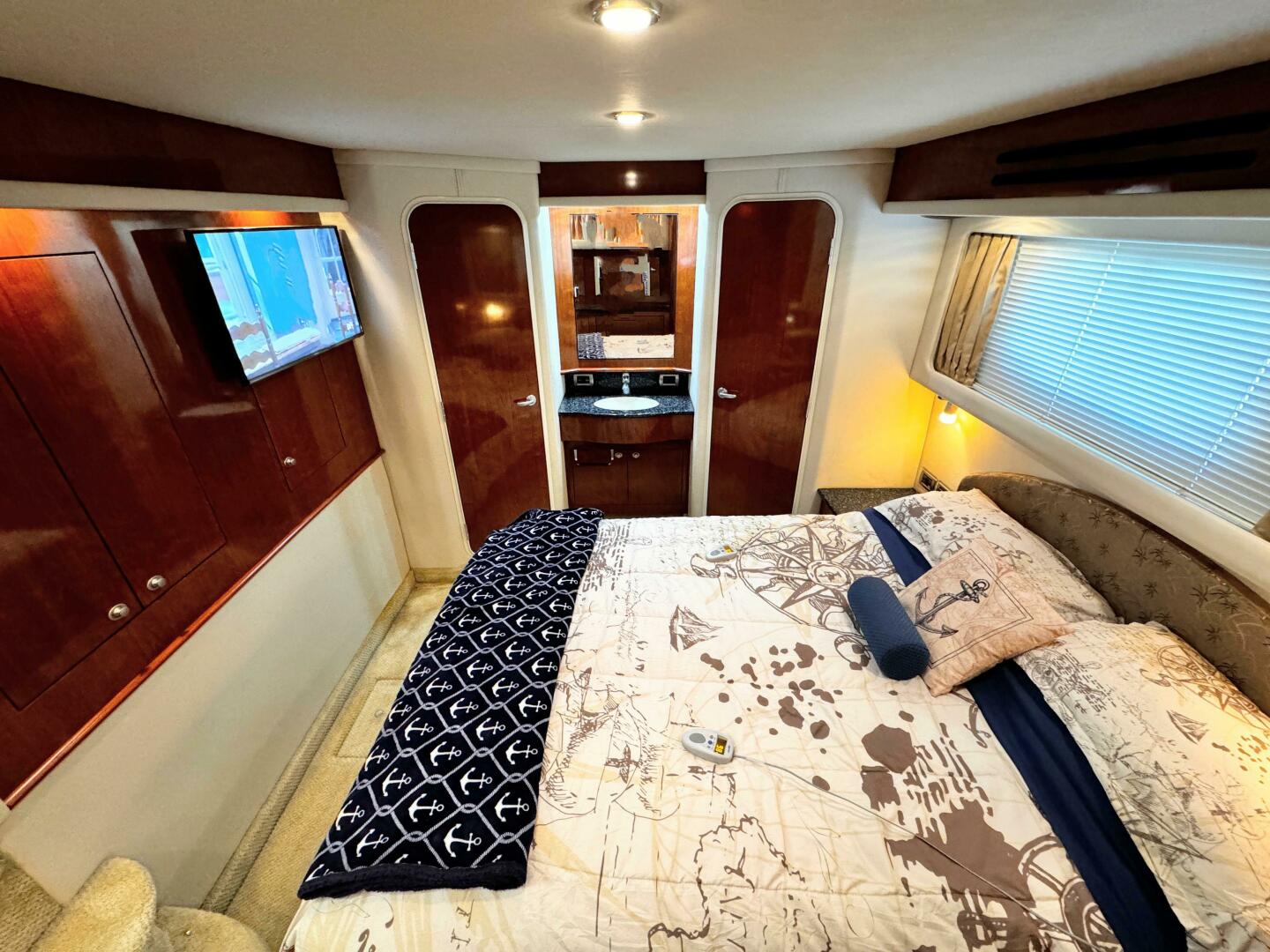 Slide: The Image of Sea Ray 390 Motor Yacht 2004 - 4772303