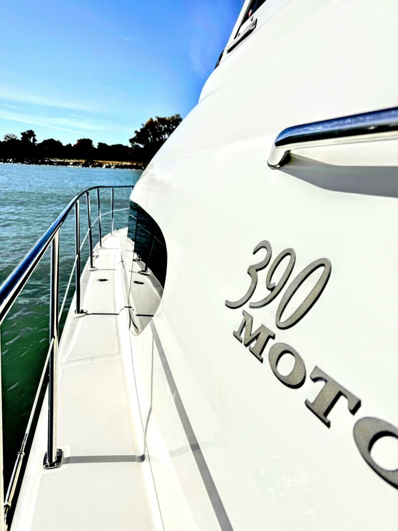 Slide: The Image of Sea Ray 390 Motor Yacht 2004 - 4772288