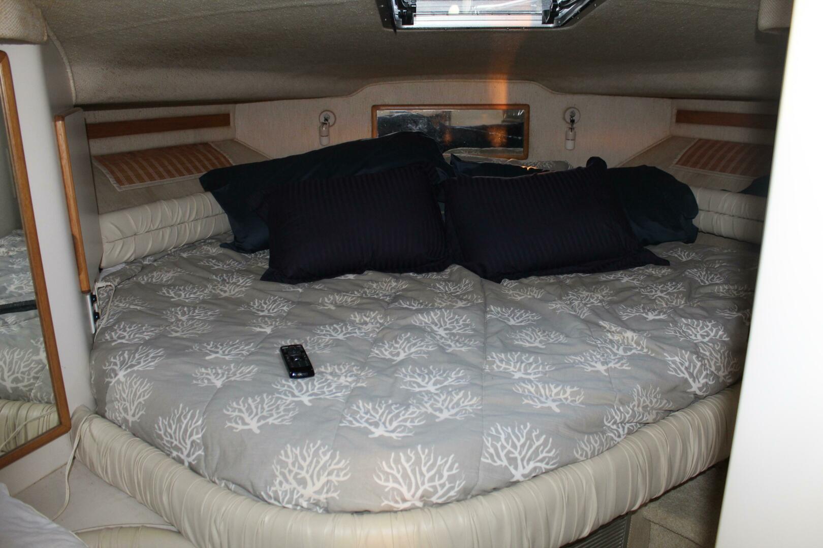 Slide: The Image of Sea Ray 400 Express Cruiser 1993 - 5291890