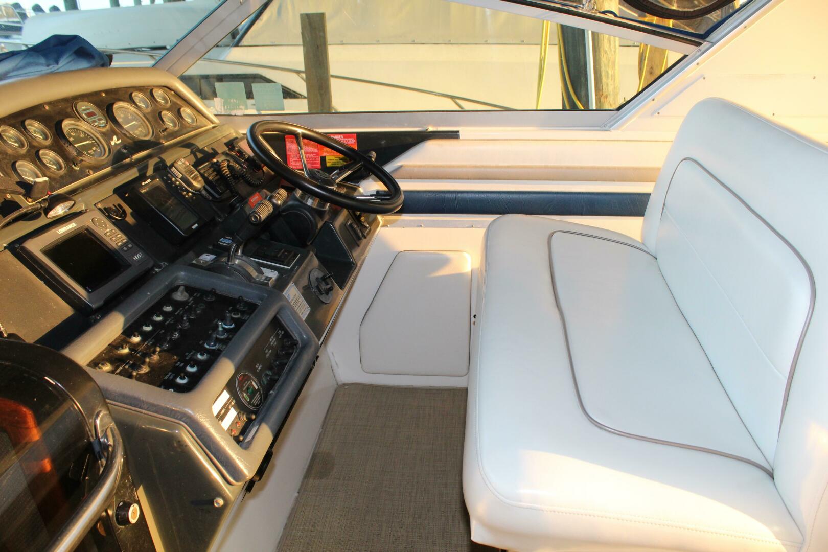 Slide: The Image of Sea Ray 400 Express Cruiser 1993 - 5291891