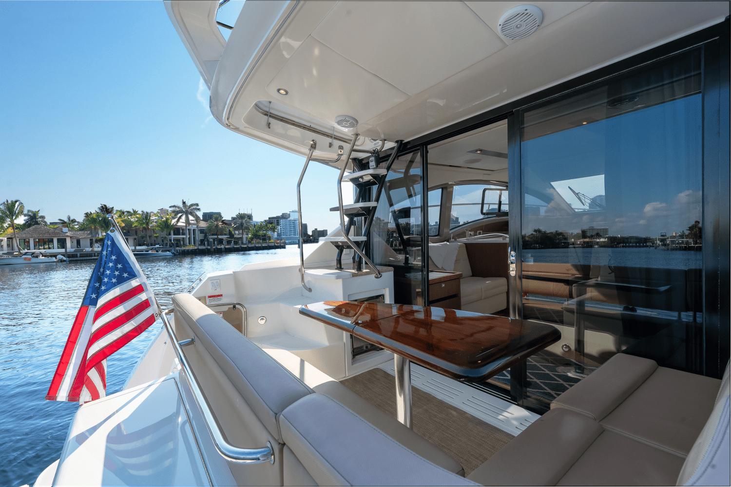 Slide: The Image of Sea Ray 400 Fly 2018 - 21