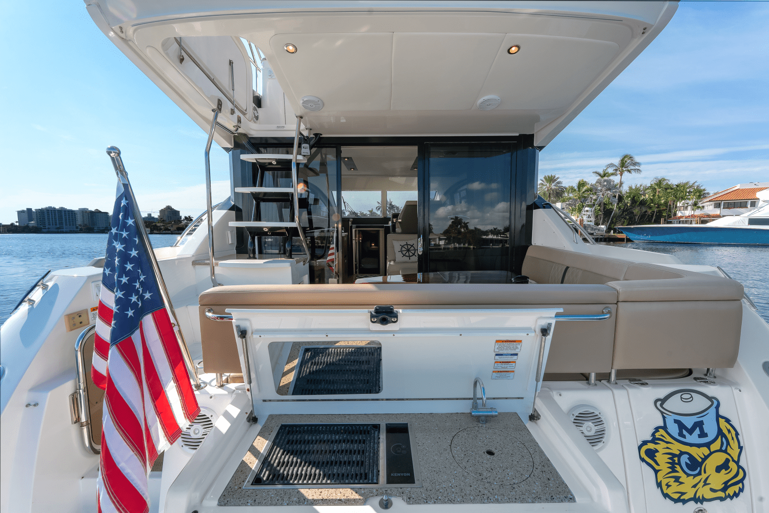 Slide: The Image of Sea Ray 400 FLY 2018 - 23