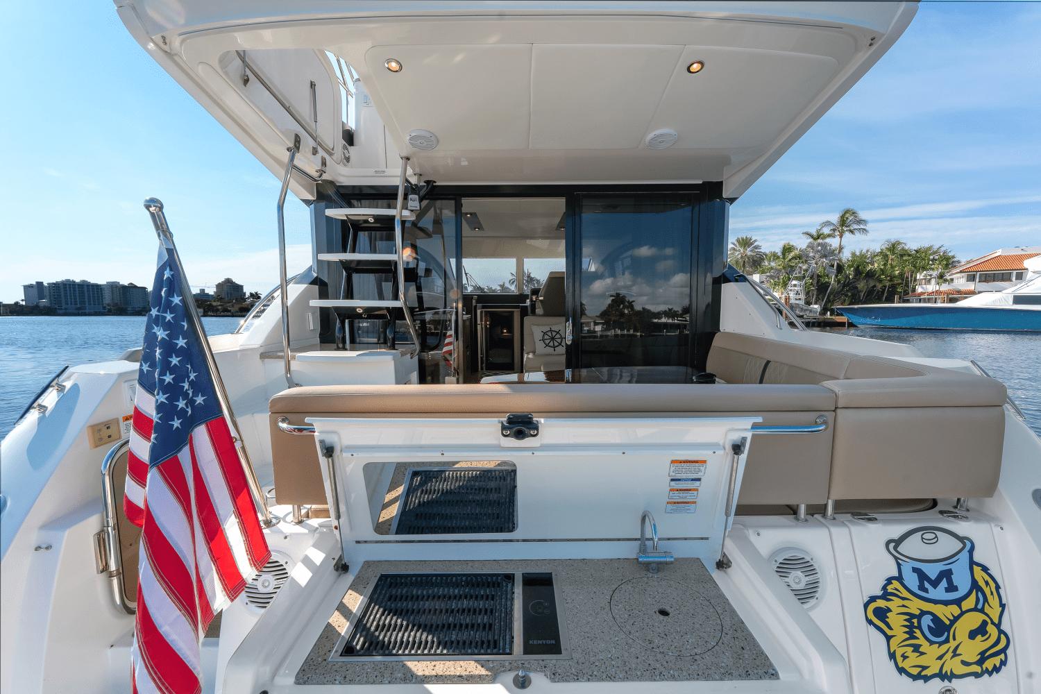 Slide: The Image of Sea Ray 400 Fly 2018 - 23