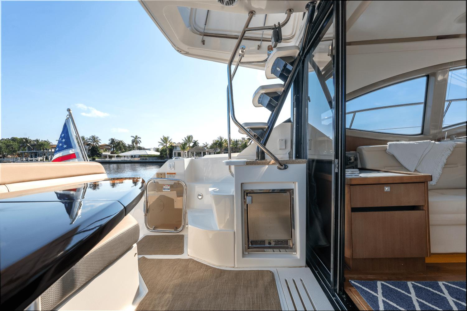 Slide: The Image of Sea Ray 400 Fly 2018 - 24