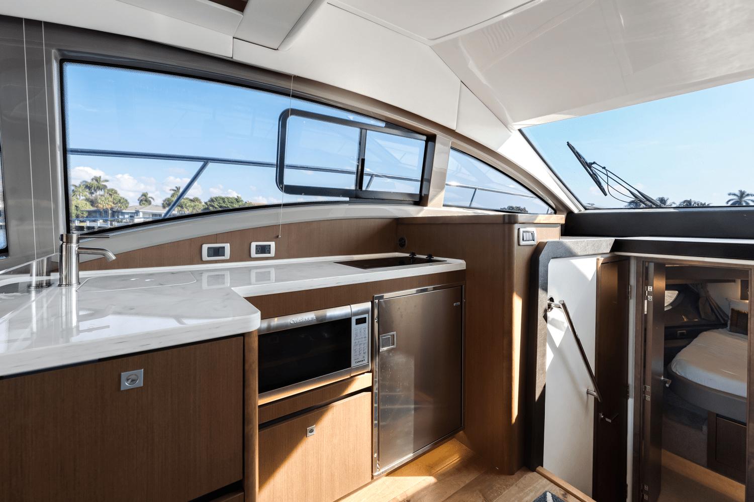 Slide: The Image of Sea Ray 400 Fly 2018 - 29