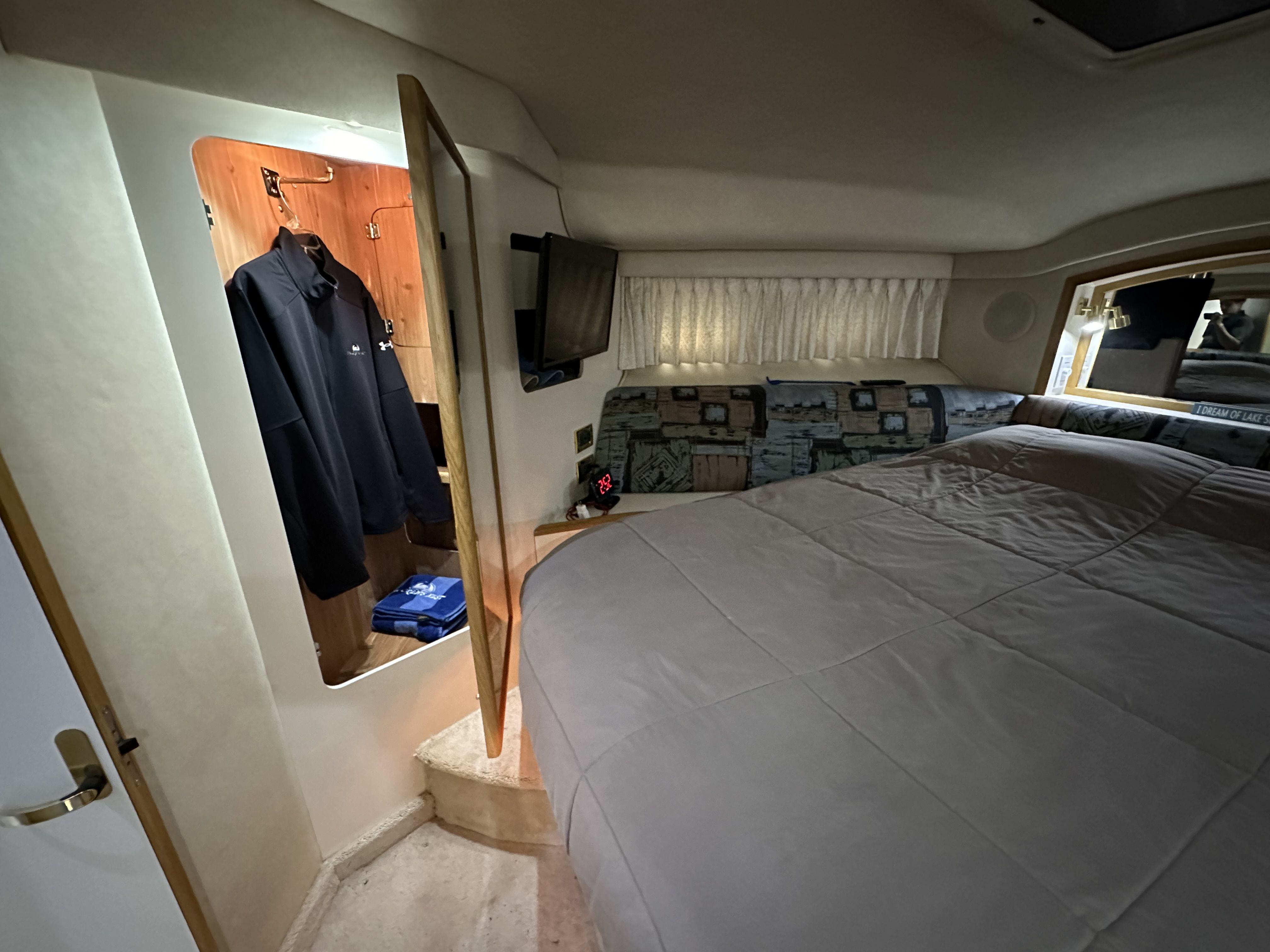 Slide: The Image of Sea Ray 400 SEDANBRIDGE 1997 - 32