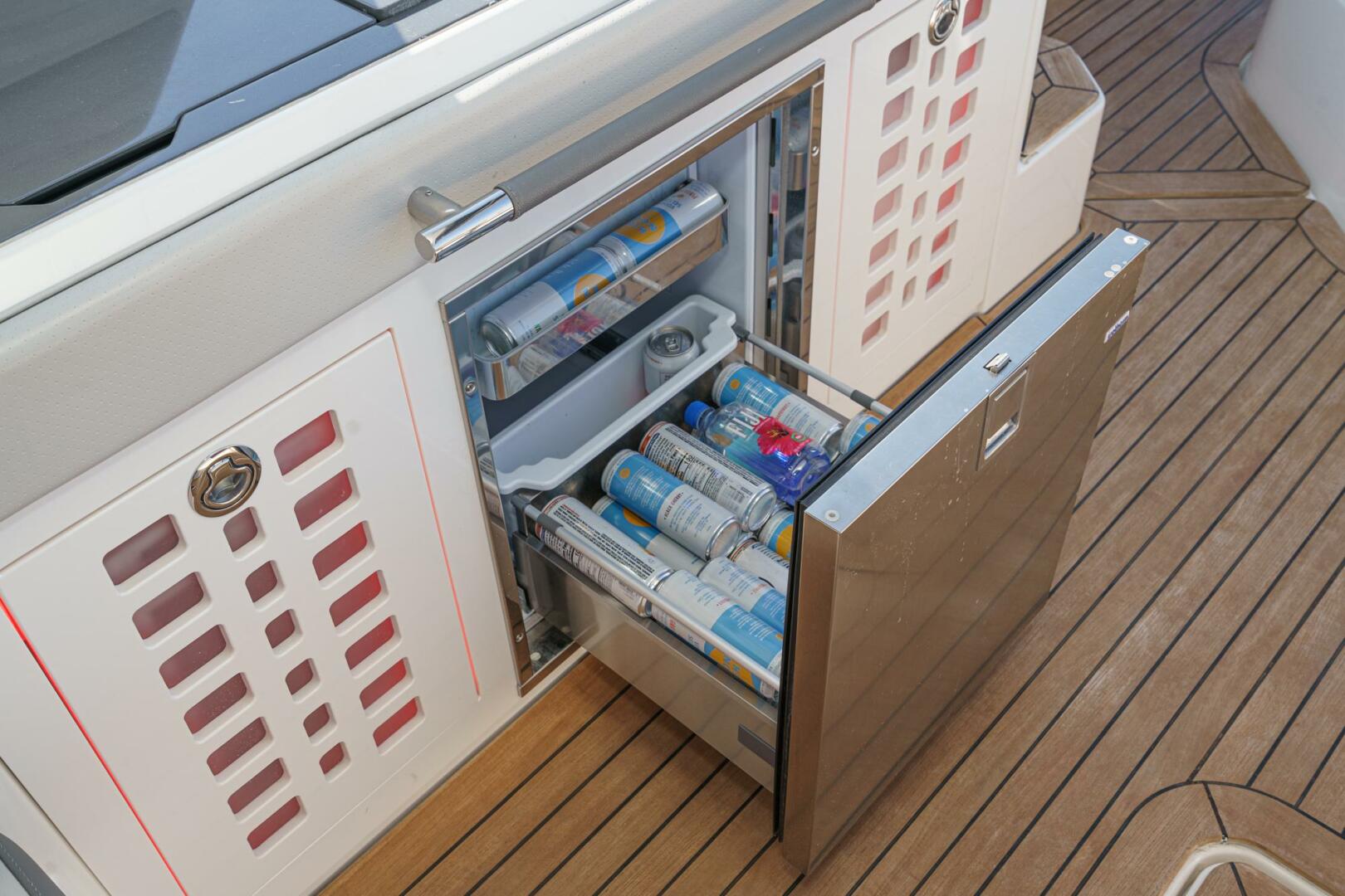 Slide: The Image of Sea Ray 400 SLX 2021 - 10