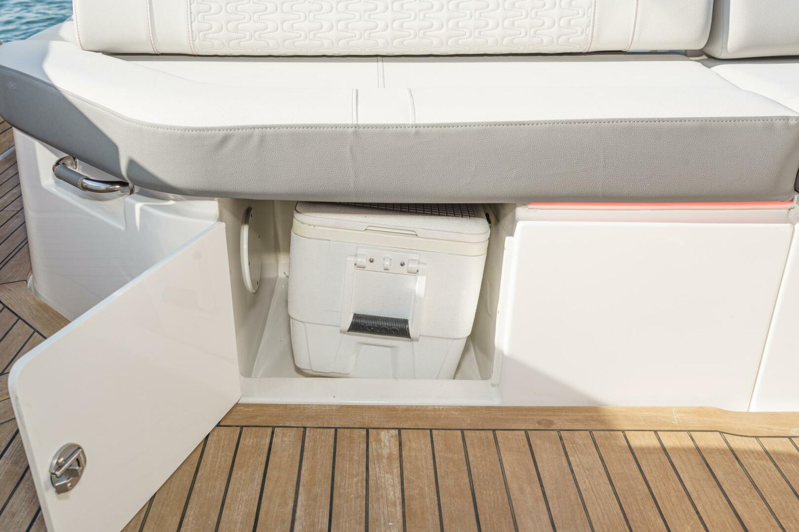 Slide: The Image of Sea Ray 400 SLX 2021 - 12