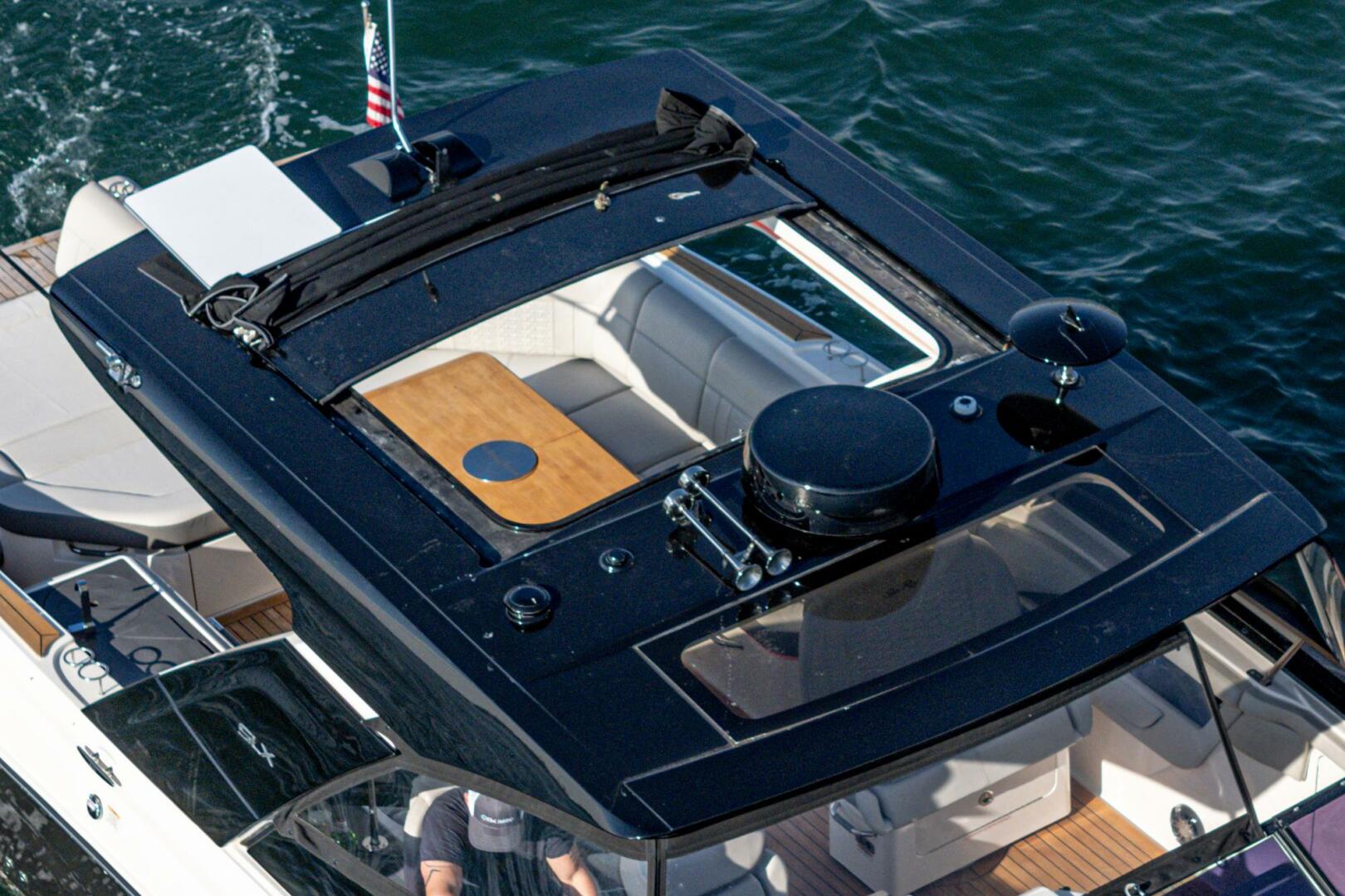 Slide: The Image of Sea Ray 400 SLX 2021 - 18