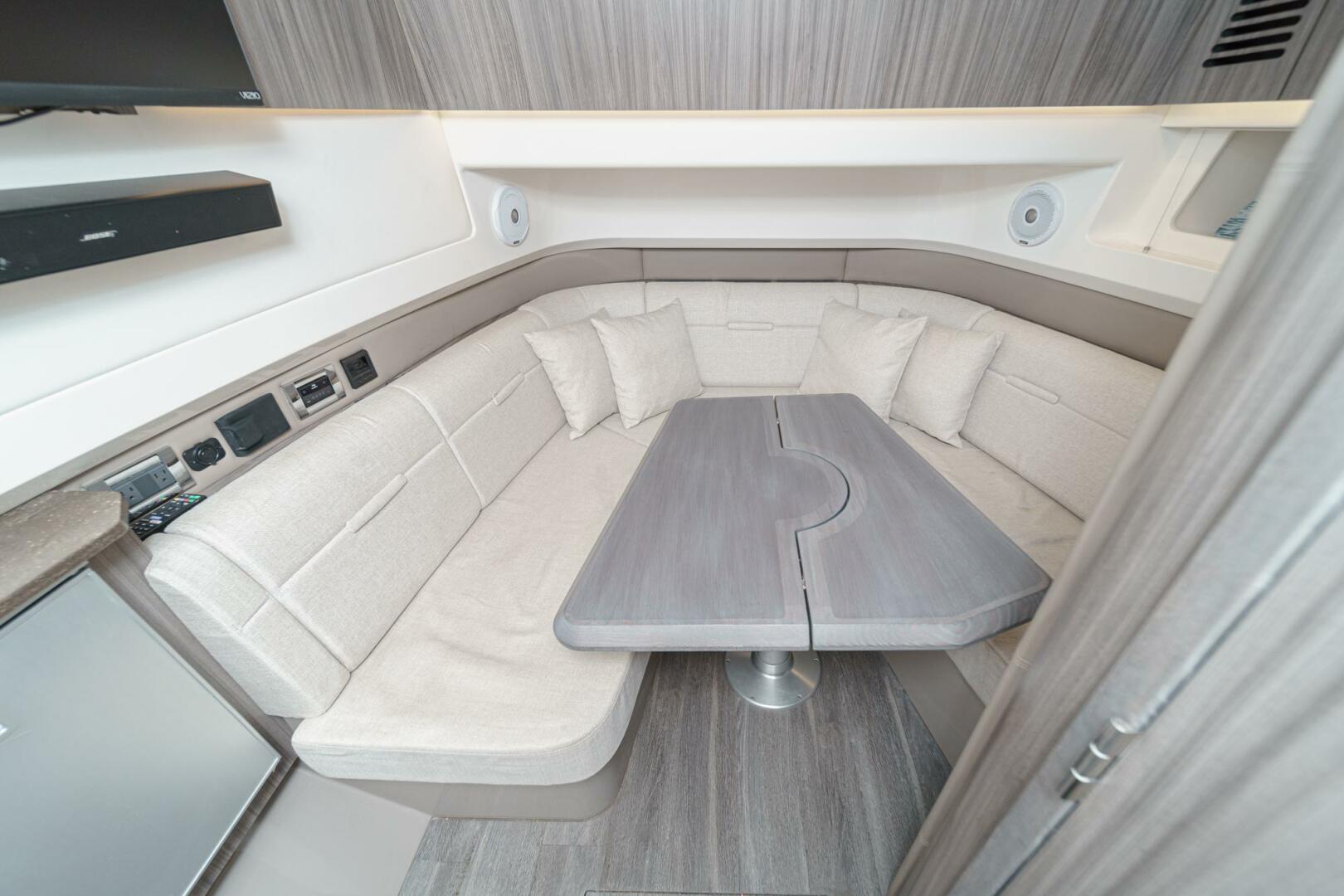 Slide: The Image of Sea Ray 400 SLX 2021 - 24