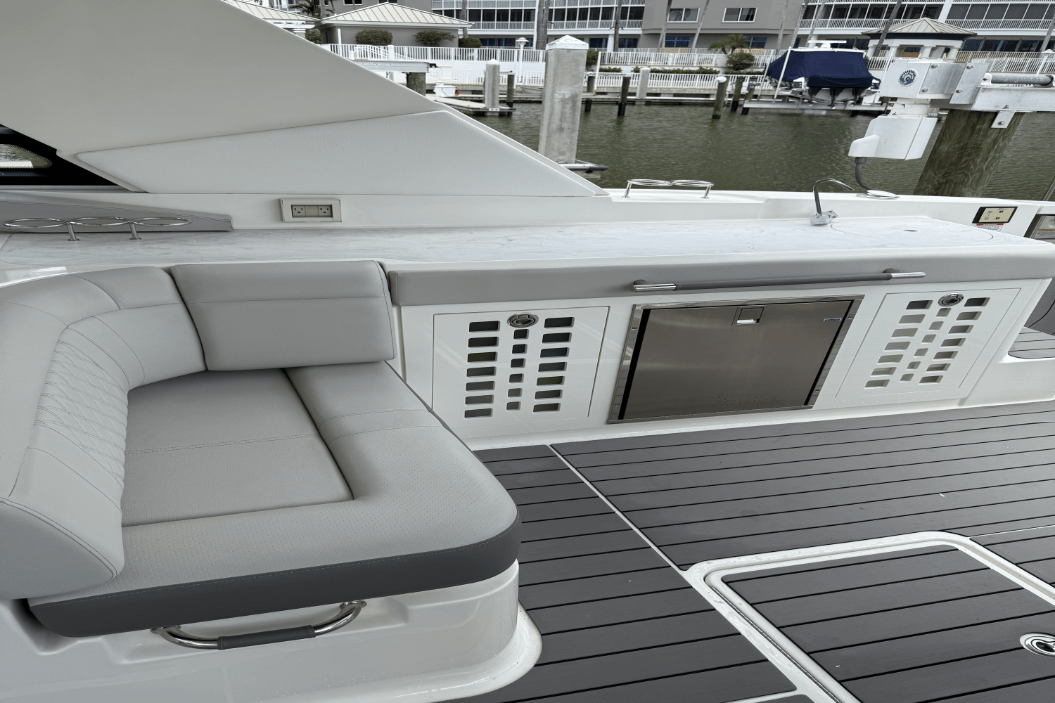Slide: The Image of Sea Ray 400 SLX-OB 2022 - 19