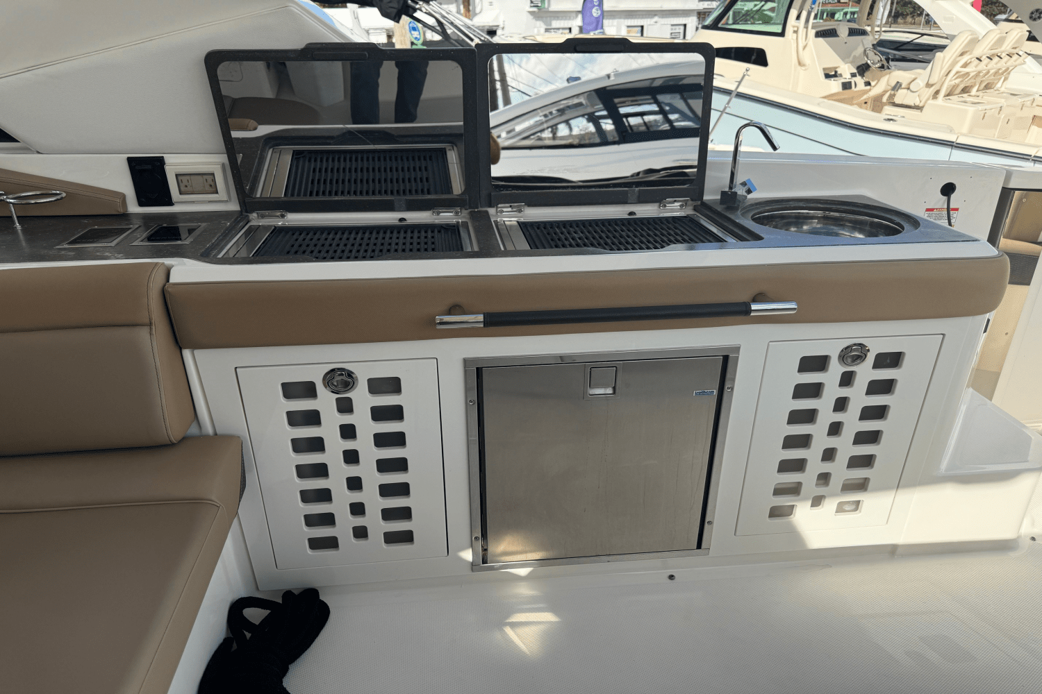 Slide: The Image of Sea Ray 400 SLX OB 2019 - 19