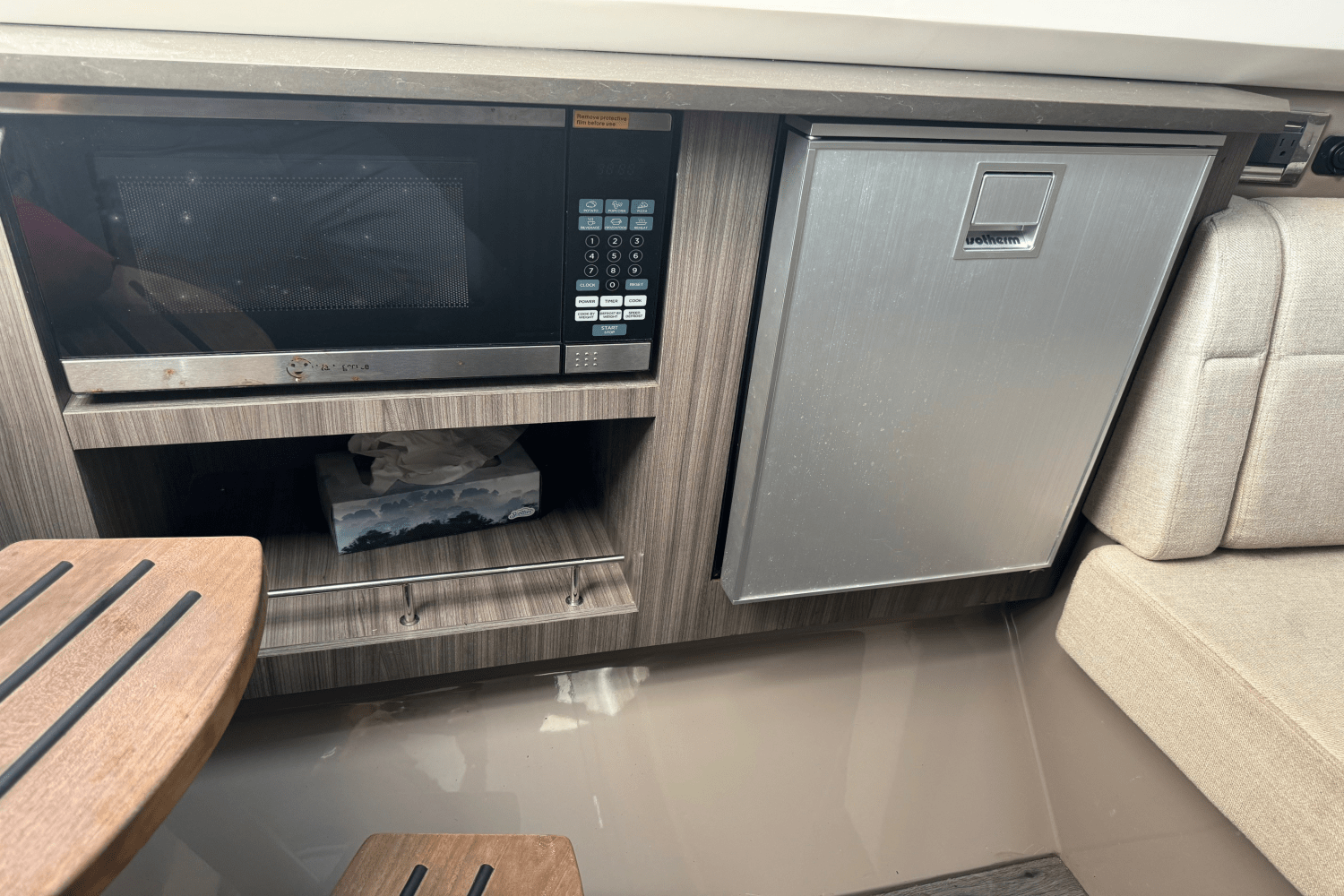 Slide: The Image of Sea Ray 400 SLX OB 2019 - 24