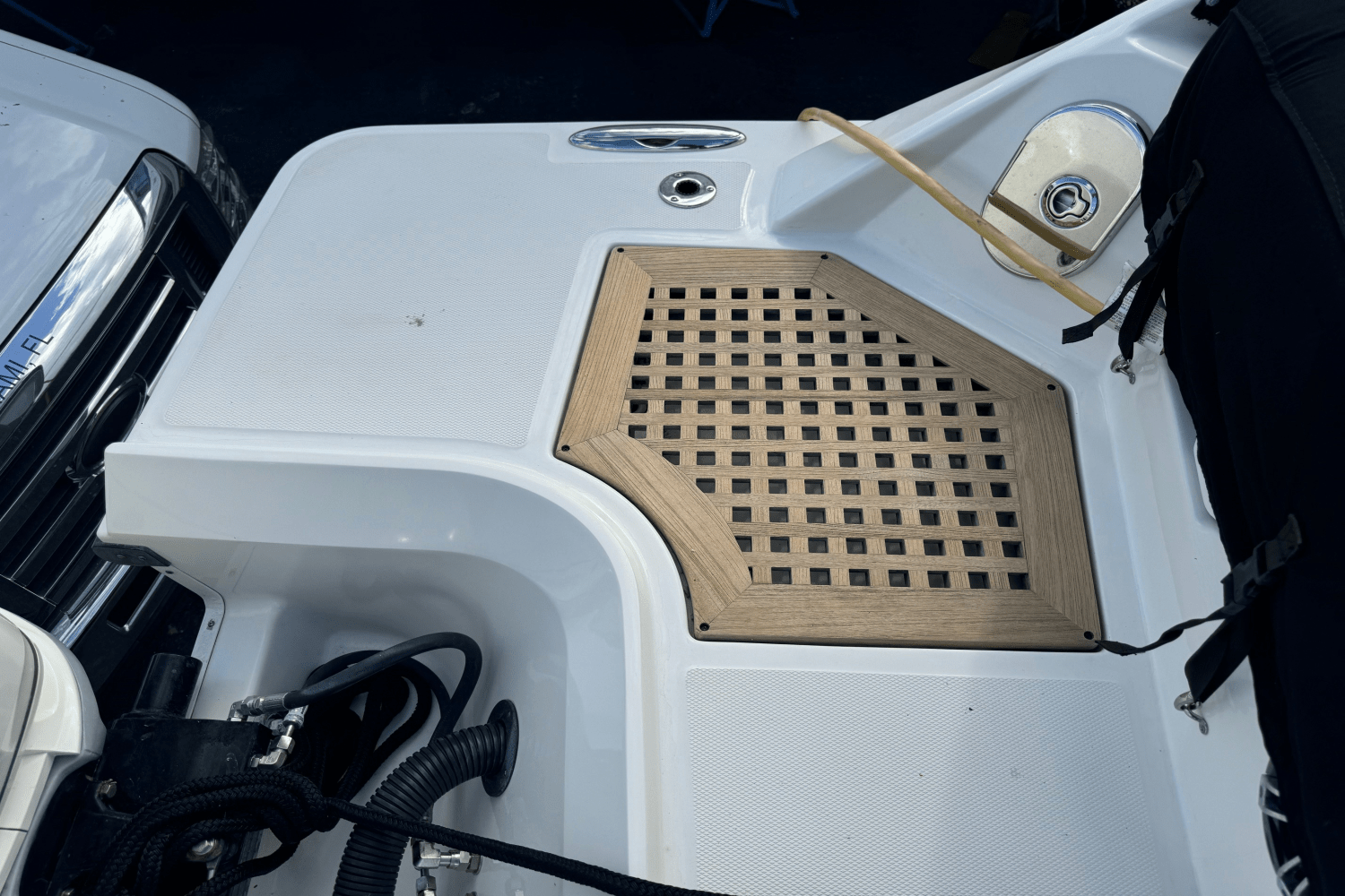 Slide: The Image of Sea Ray 400 SLX OB 2019 - 9