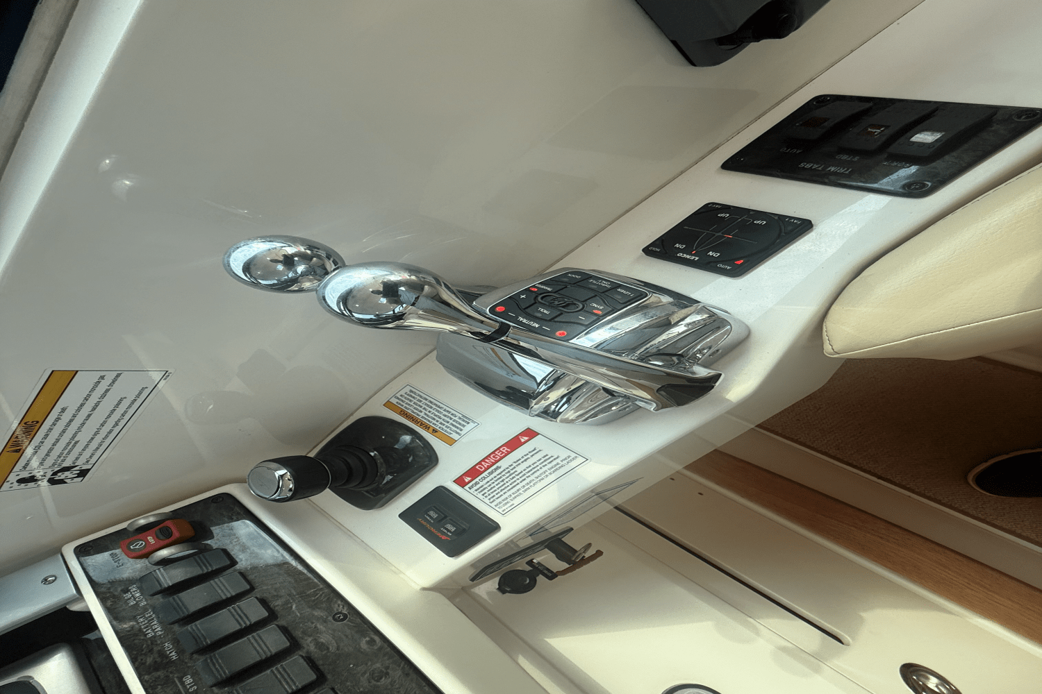 Slide: The Image of Sea Ray 410 SUNDANCER 2013 - 45