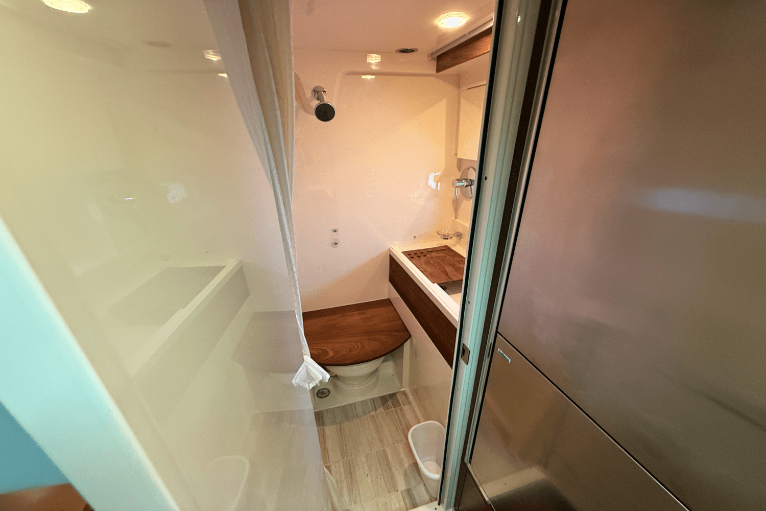 Slide: The Image of Sea Ray 410 SUNDANCER 2013 - 56