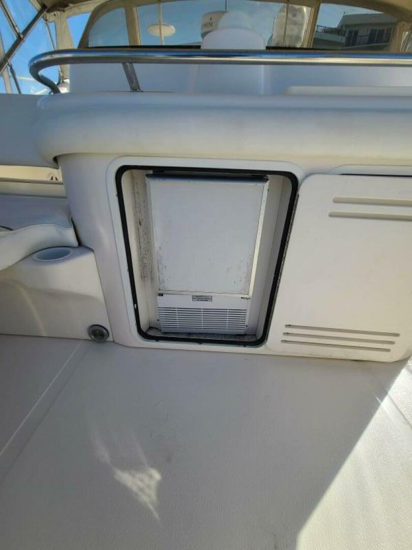 Slide: The Image of Sea Ray 450 Express Bridge 2000 - 66