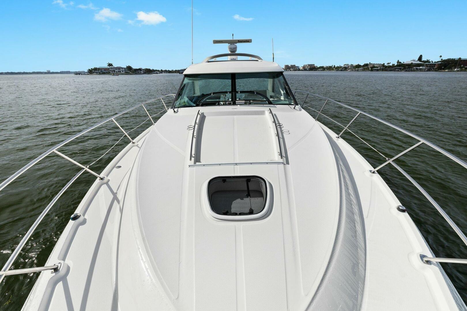 Slide: The Image of 2010 45 Sea Ray Sundancer - Foredeck - 4642277