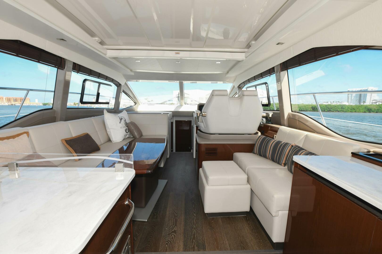 Slide: The Image of 2017 46 Sea Ray Sundancer - Strickly Big 3 - Salon - 3918974
