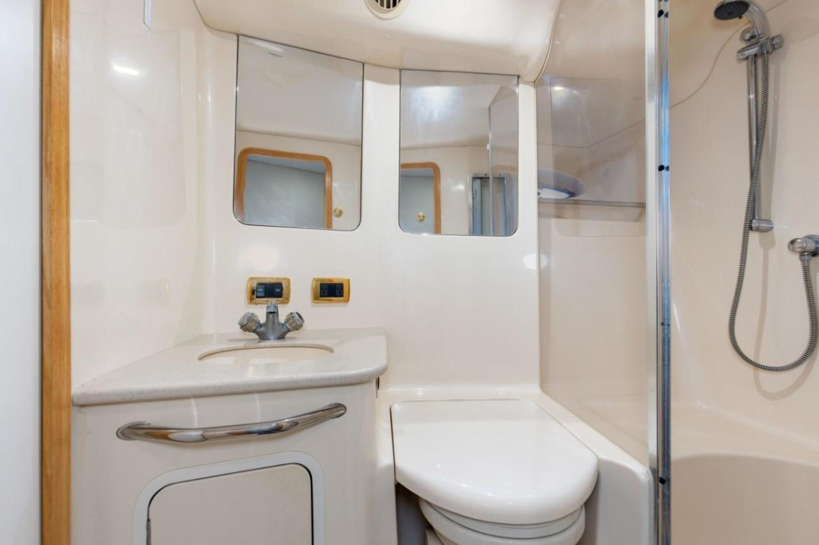 Slide: The Image of 2001 48' Sea Ray 480 Tops Off Guest Head - 10