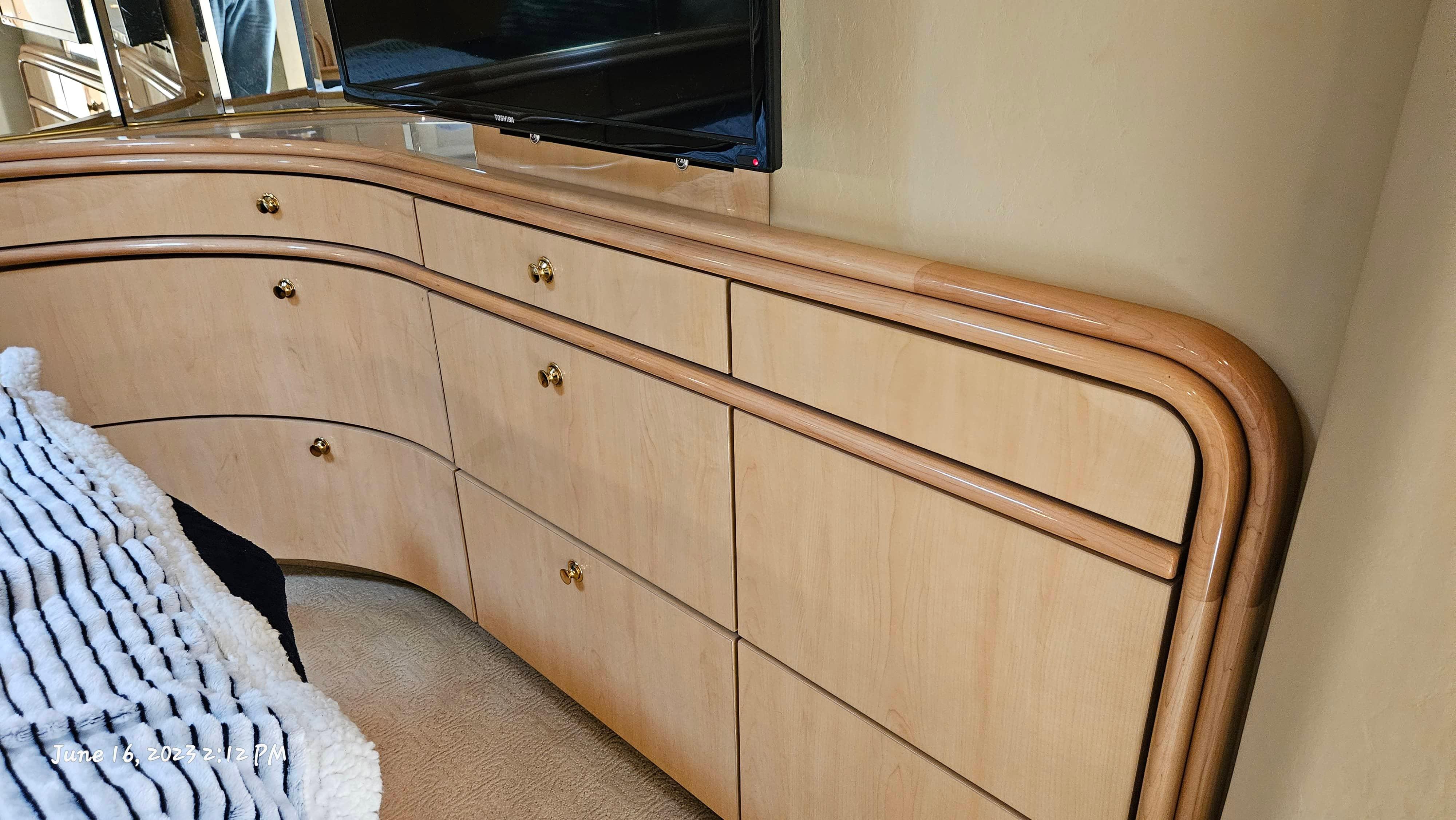 Slide: The Image of Interior of 1999 Sea Ray 540 Sundancer with wooden cabinetry and mounted TV. - 11