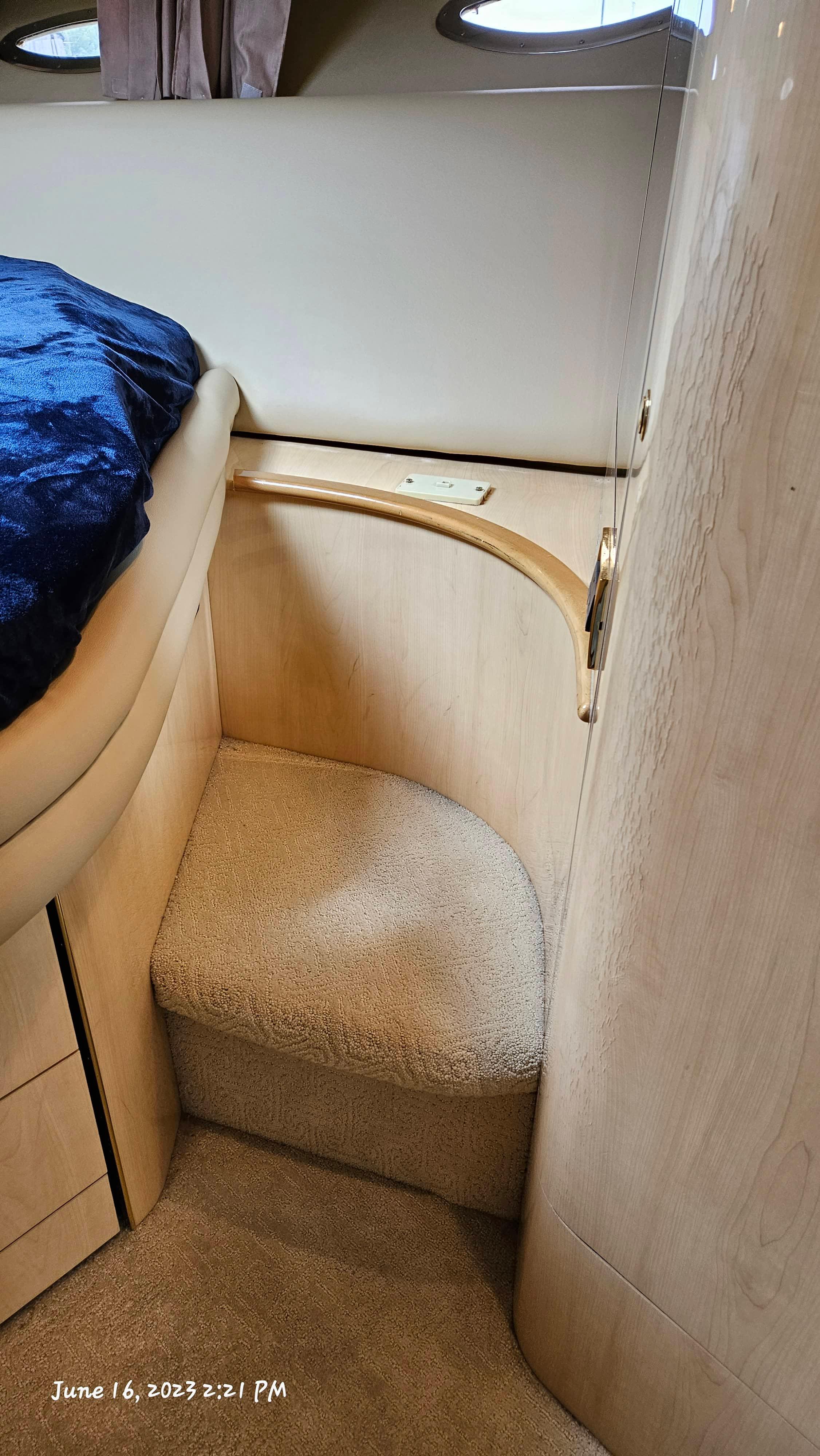 Slide: The Image of Interior of 1999 Sea Ray 540 Sundancer yacht, showing carpeted step and wooden trim. - 25
