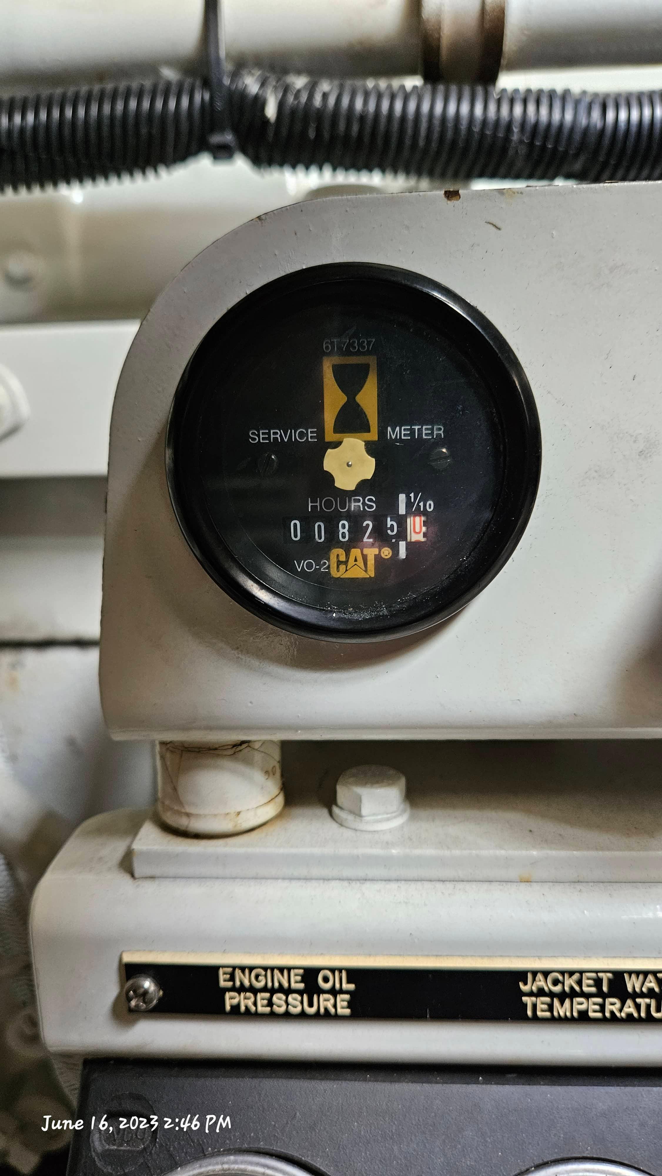 Slide: The Image of Service meter on a 1999 Sea Ray 540 Sundancer showing 825 hours. - 44