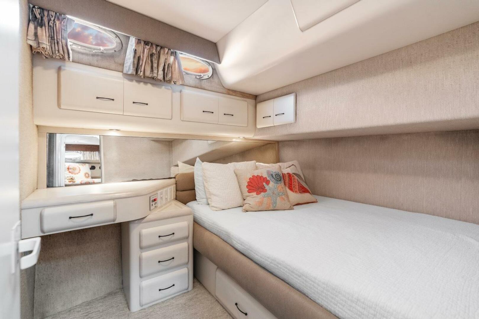 Slide: The Image of Sea Ray 550 Sedan Bridge 1993 - 5507099