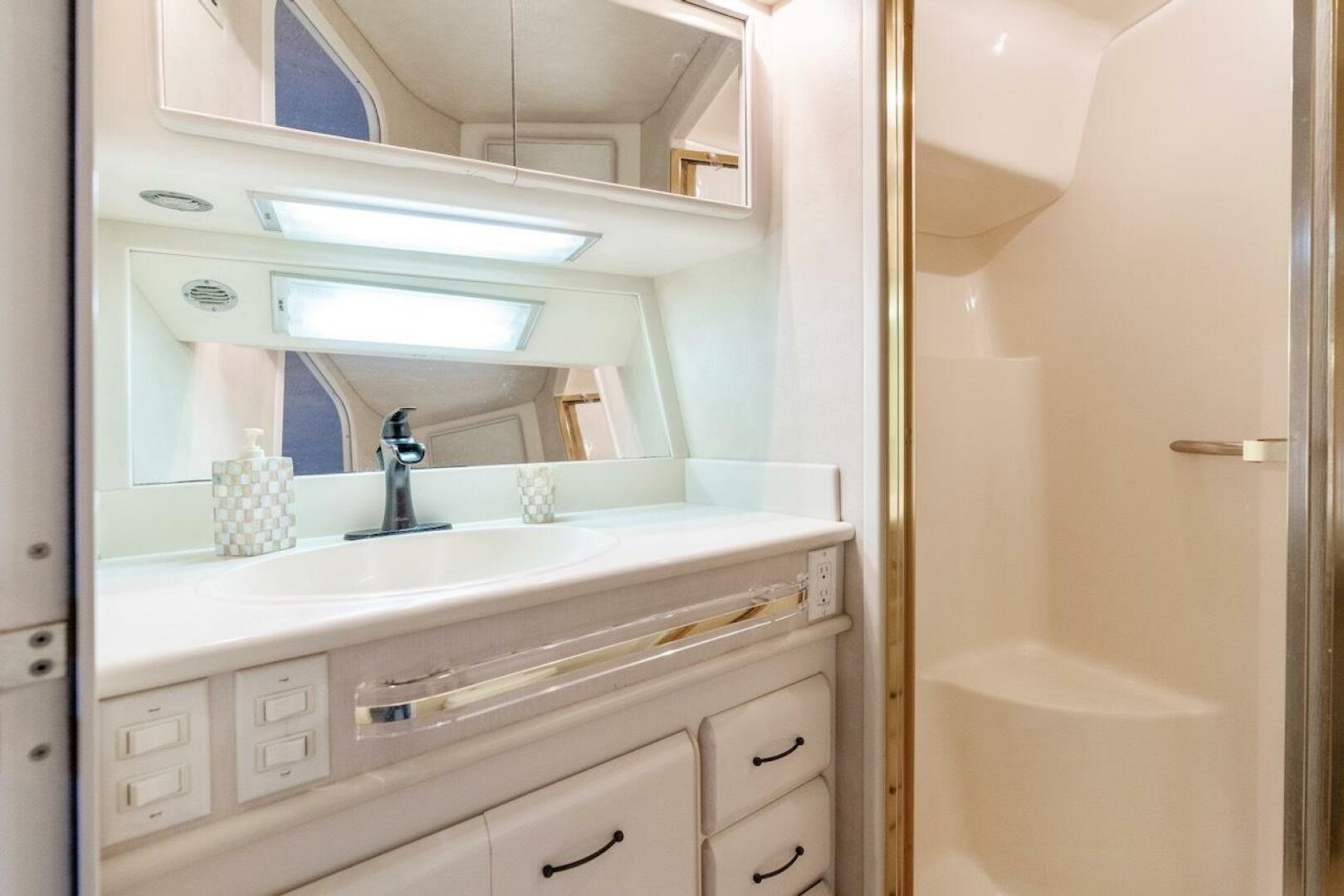 Slide: The Image of Sea Ray 550 Sedan Bridge 1993 - 5507102