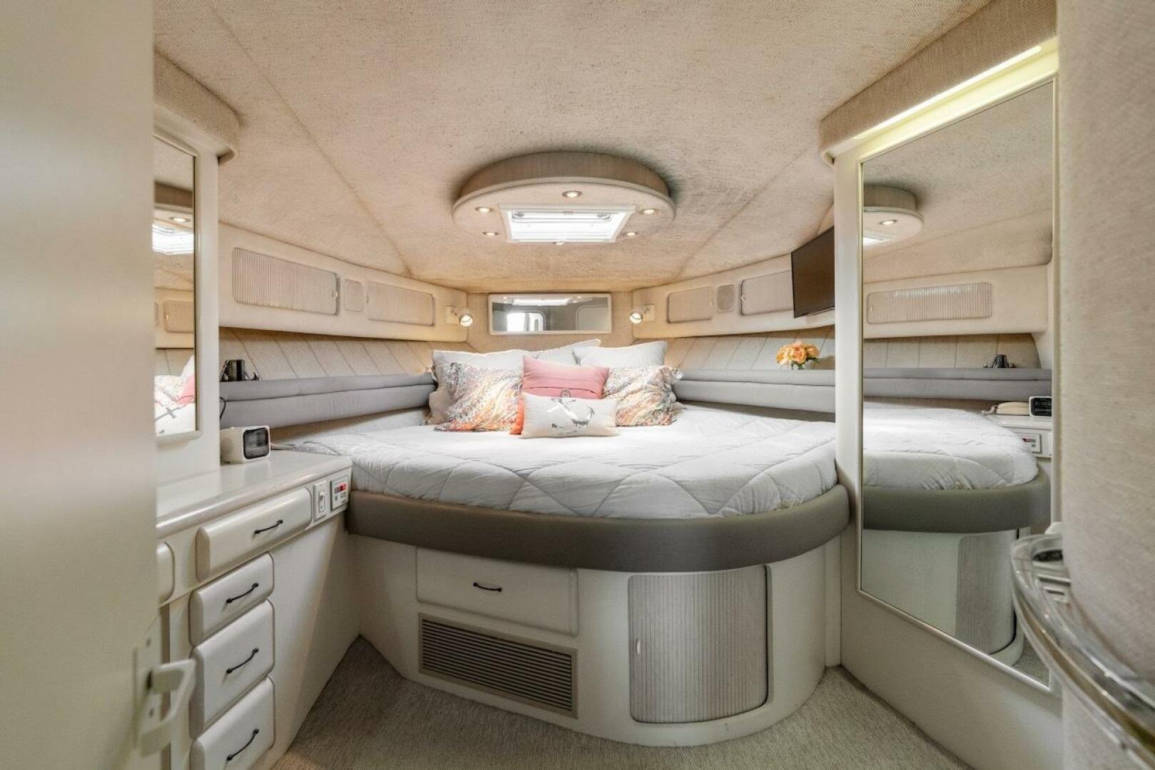 Slide: The Image of Sea Ray 550 Sedan Bridge 1993 - 5507104