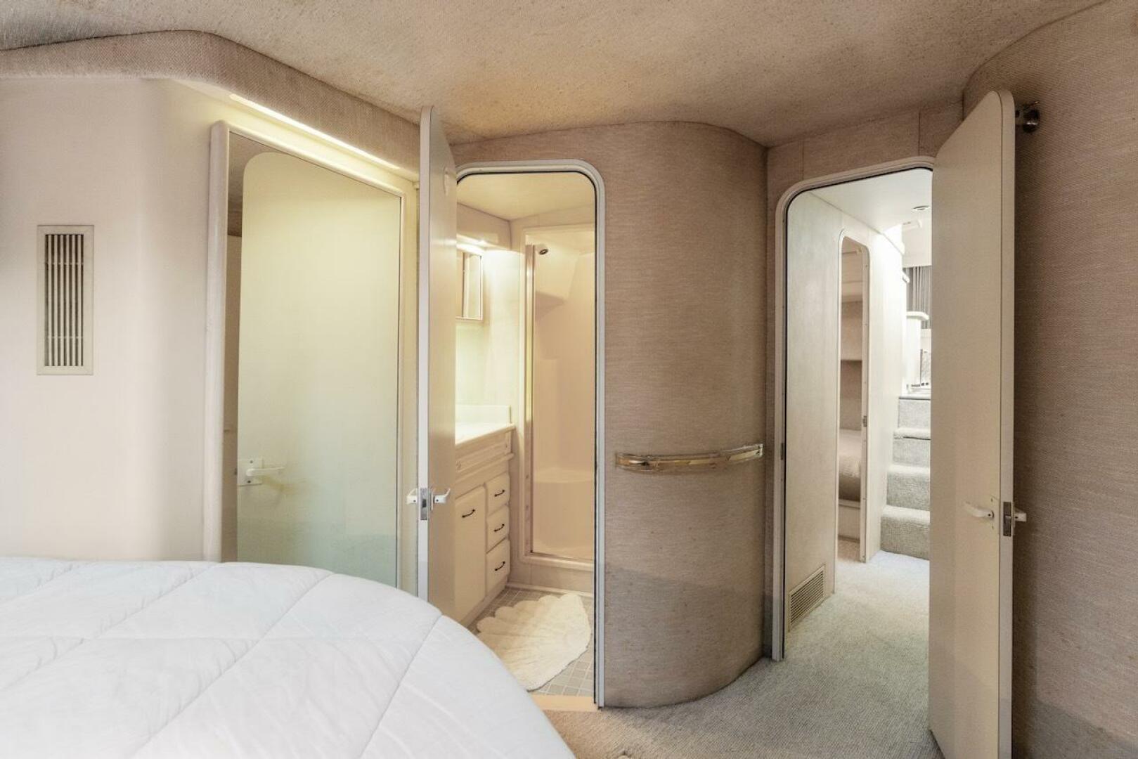 Slide: The Image of Sea Ray 550 Sedan Bridge 1993 - 5507105