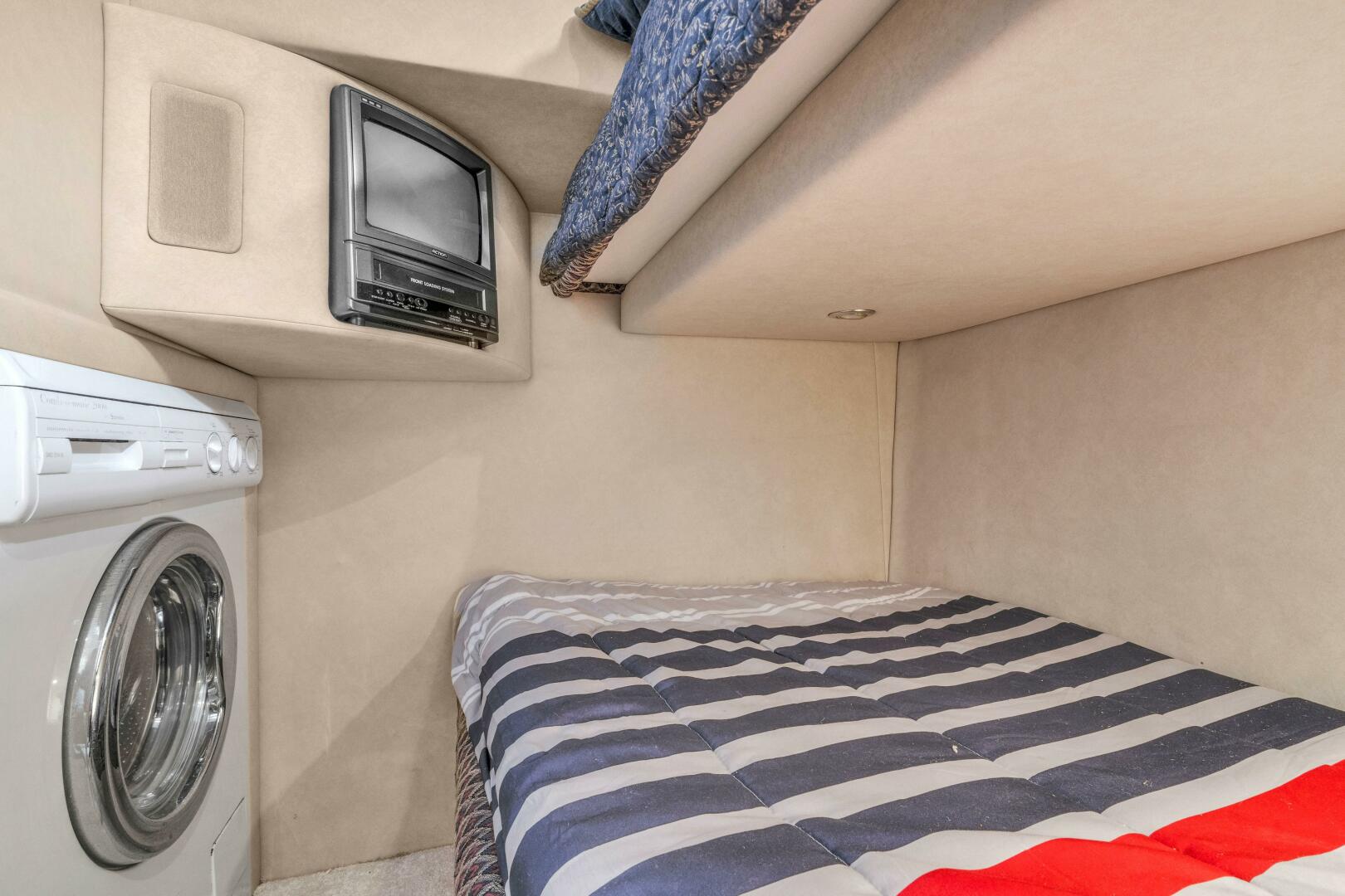 Slide: The Image of 1997 55 Sea Ray 550 Sedan No Name Guest Stateroom (2) - 3905928