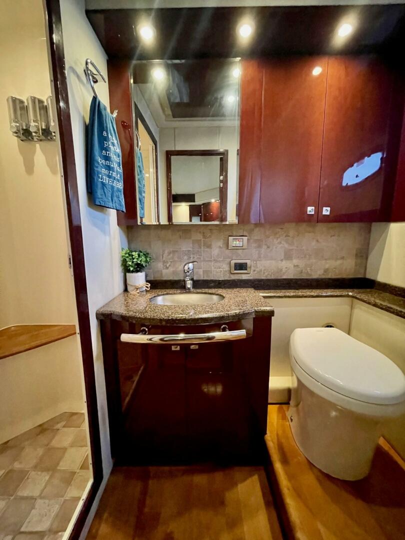 Slide: The Image of 2008 Sea Ray 55 Sundancer   POSITIVE VIBES  Master Head (2) - 4003381