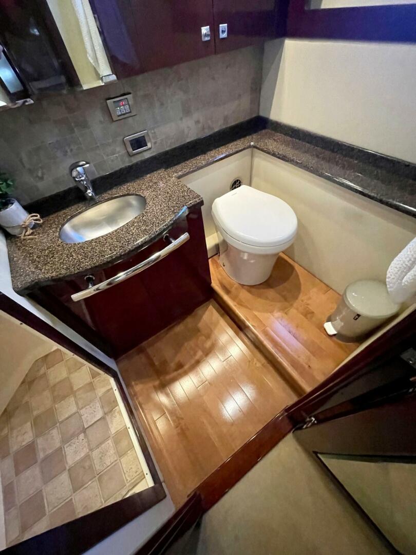 Slide: The Image of 2008 Sea Ray 55 Sundancer   POSITIVE VIBES  Master Head (3) - 4003382