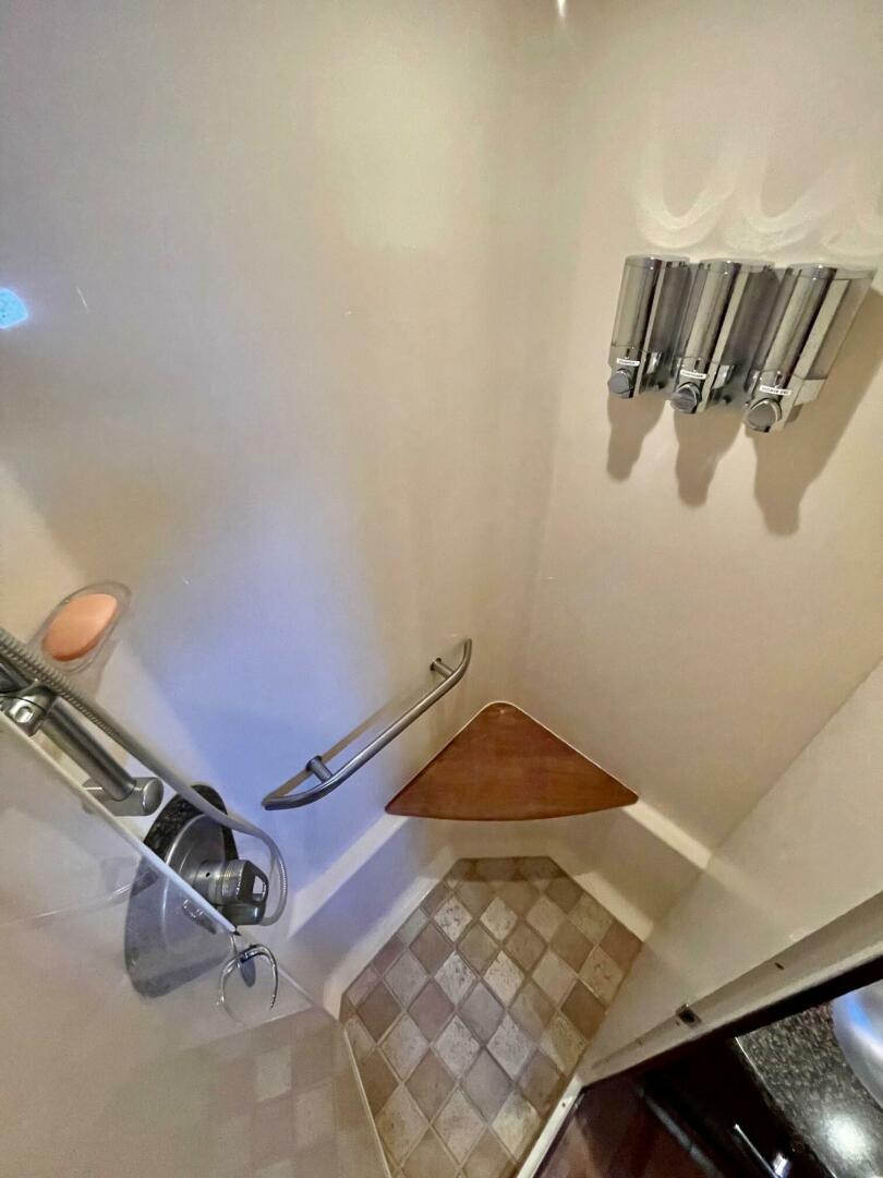 Slide: The Image of 2008 Sea Ray 55 Sundancer   POSITIVE VIBES  Master Head - 4003383