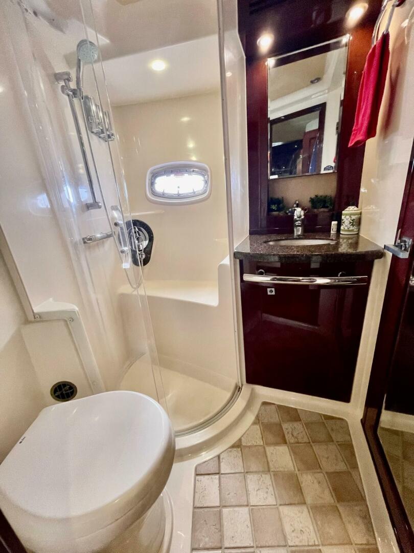 Slide: The Image of 2008 Sea Ray 55 Sundancer   POSITIVE VIBES  VIP Head (2) - 4003401