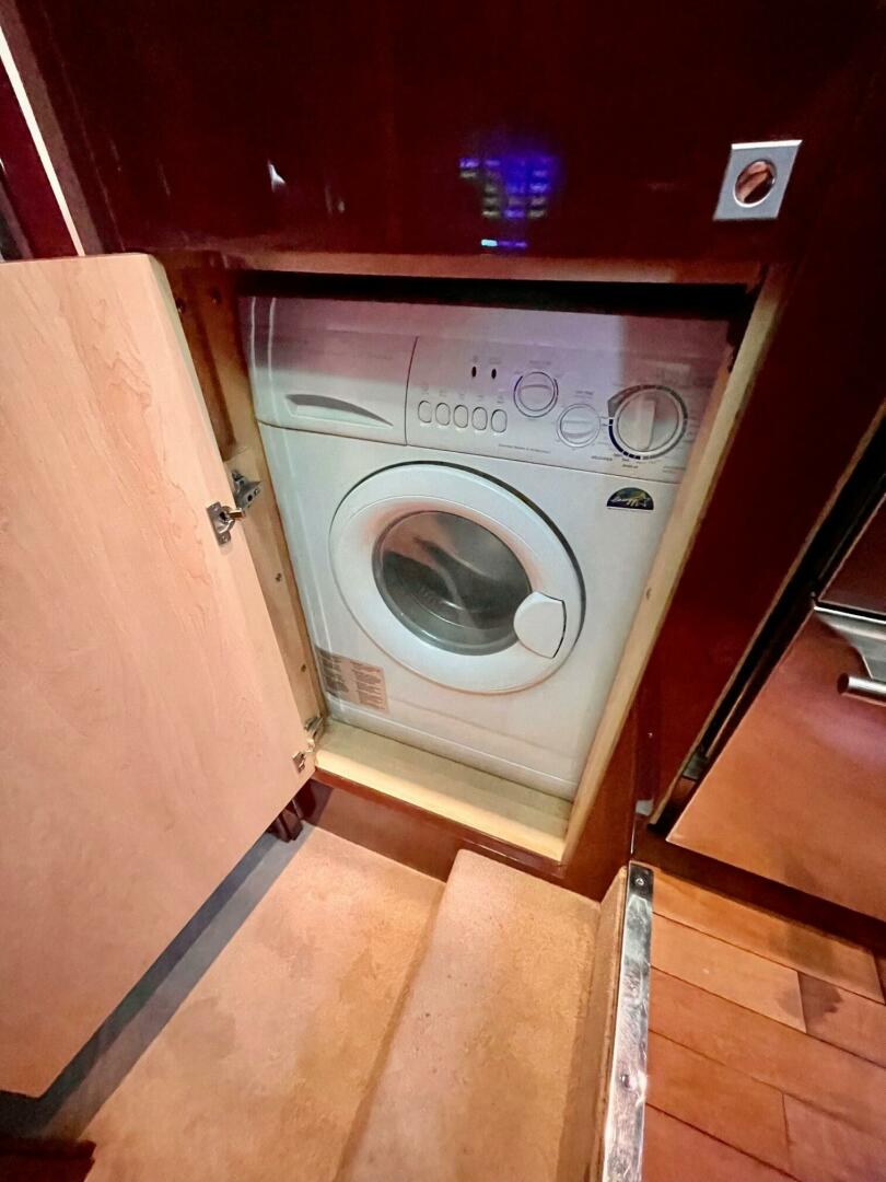 Slide: The Image of 2008 Sea Ray 55 Sundancer POSITIVE VIBES Laundry - 4003380