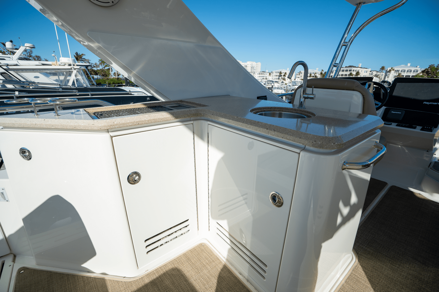 Slide: The Image of Sea Ray 590 FLY 2017 - 15