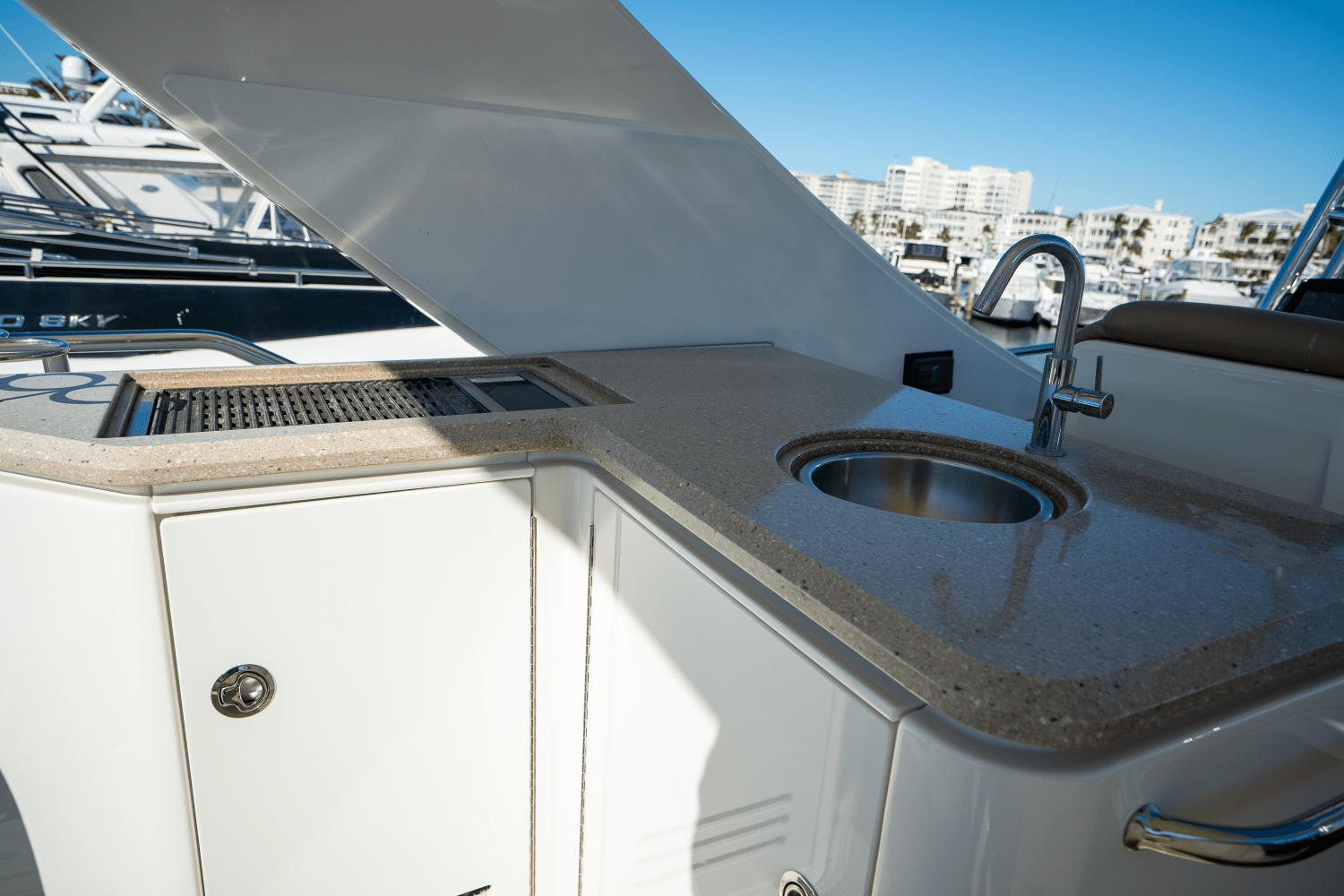 Slide: The Image of Sea Ray 590 FLY 2017 - 16