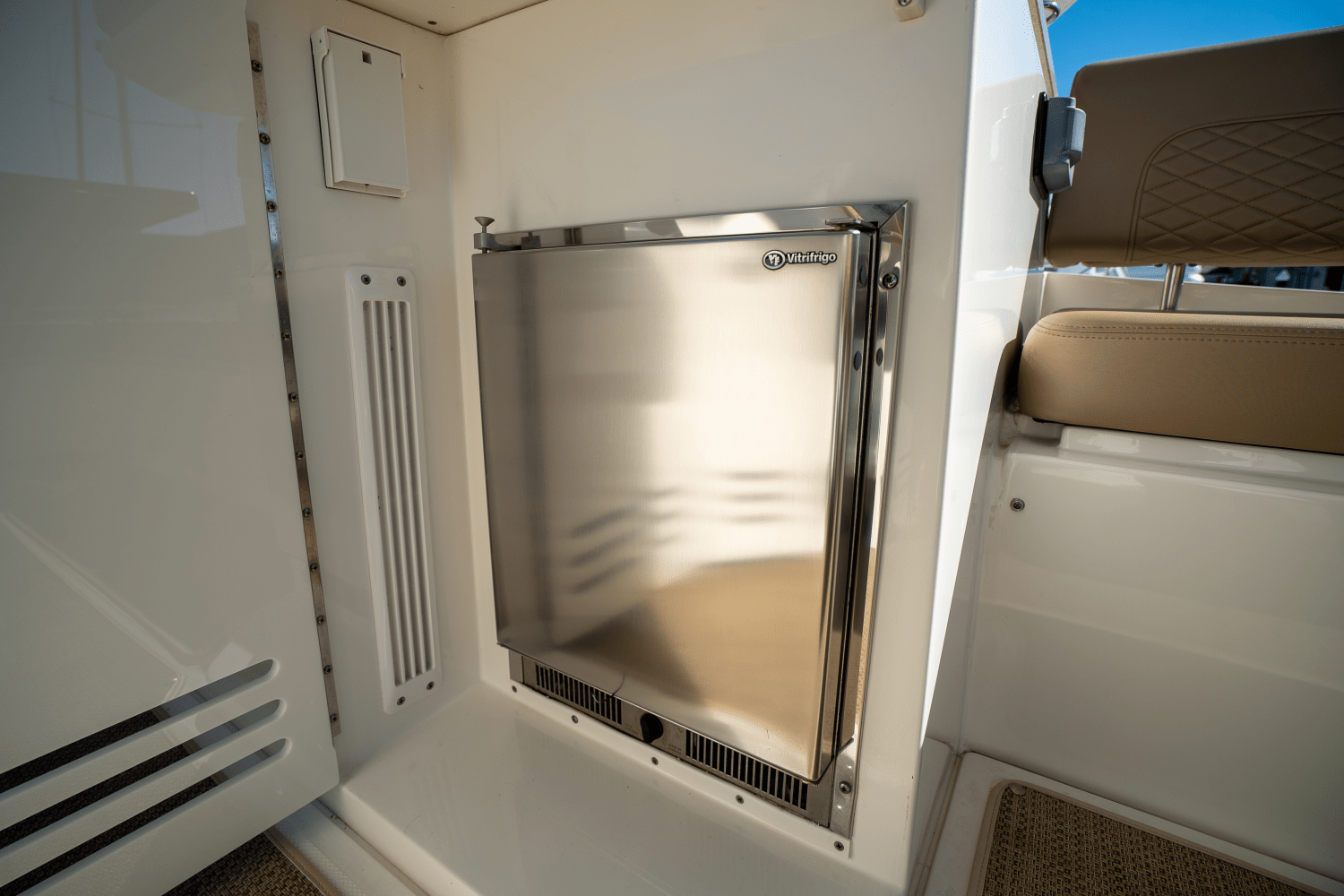 Slide: The Image of Sea Ray 590 FLY 2017 - 17