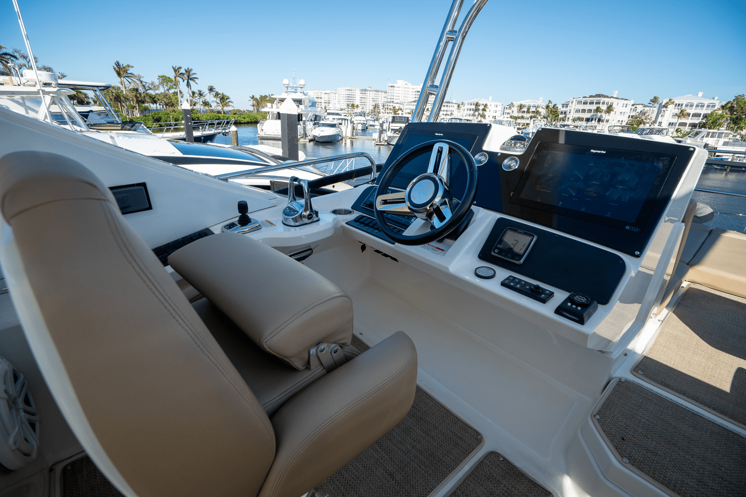 Slide: The Image of Sea Ray 590 FLY 2017 - 20