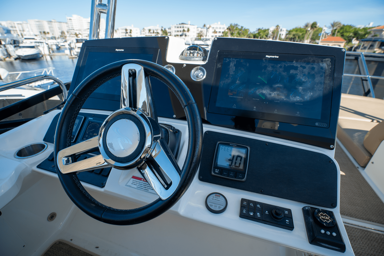 Slide: The Image of Sea Ray 590 FLY 2017 - 21