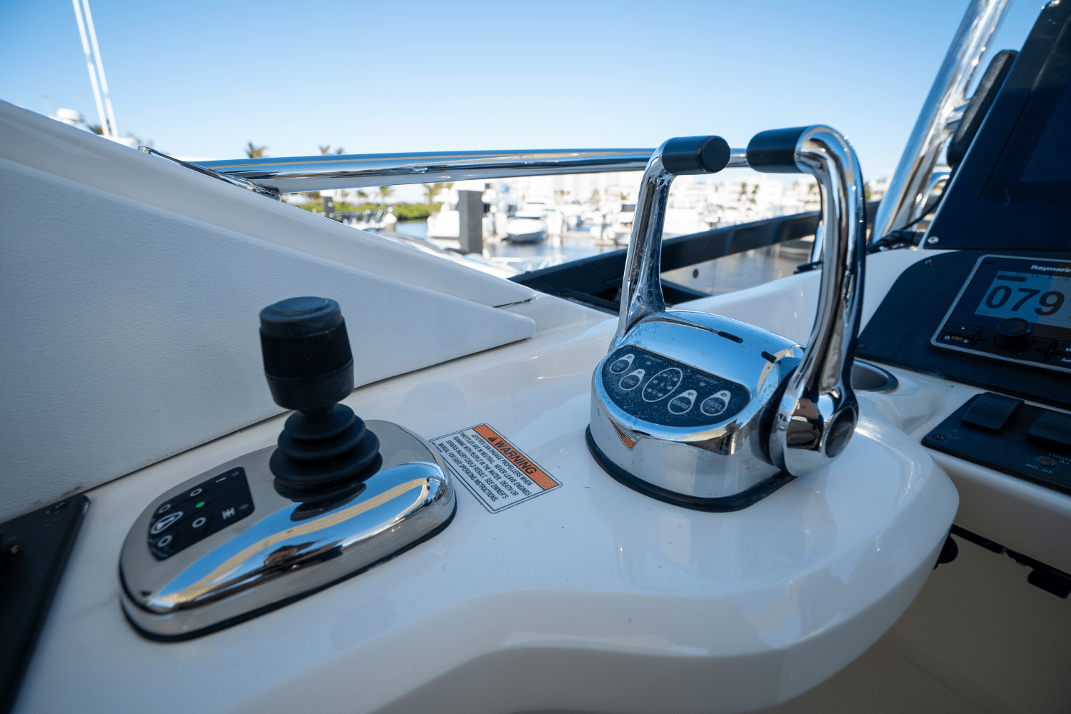 Slide: The Image of Sea Ray 590 FLY 2017 - 23