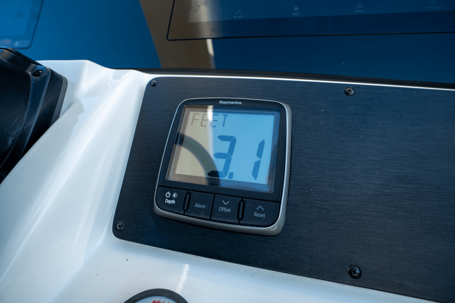 Slide: The Image of Sea Ray 590 FLY 2017 - 24