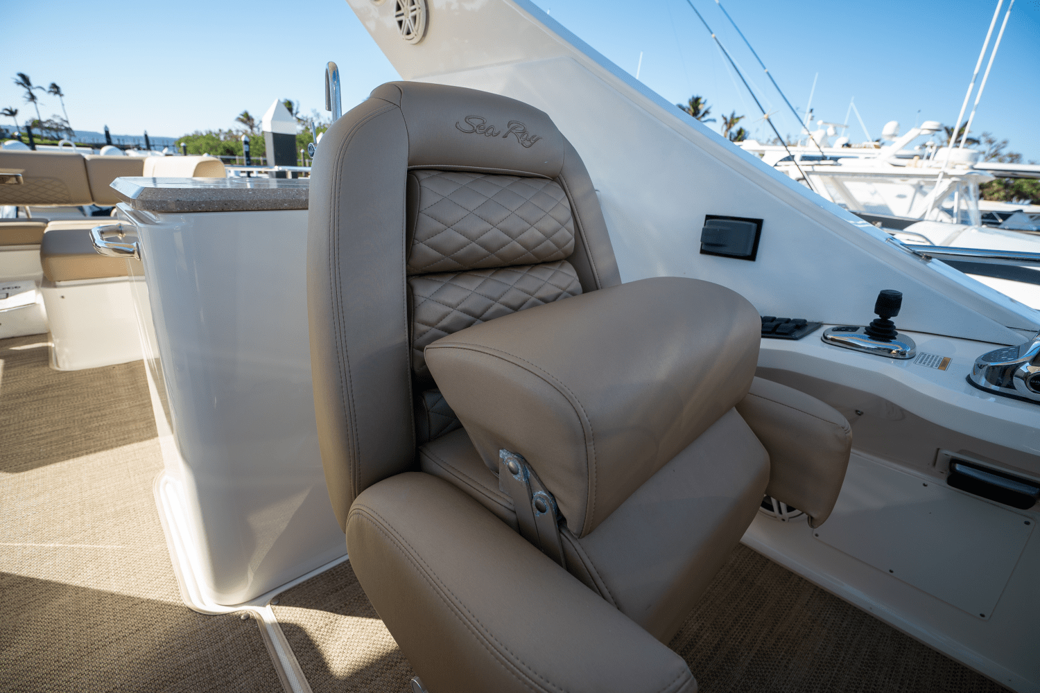 Slide: The Image of Sea Ray 590 FLY 2017 - 25